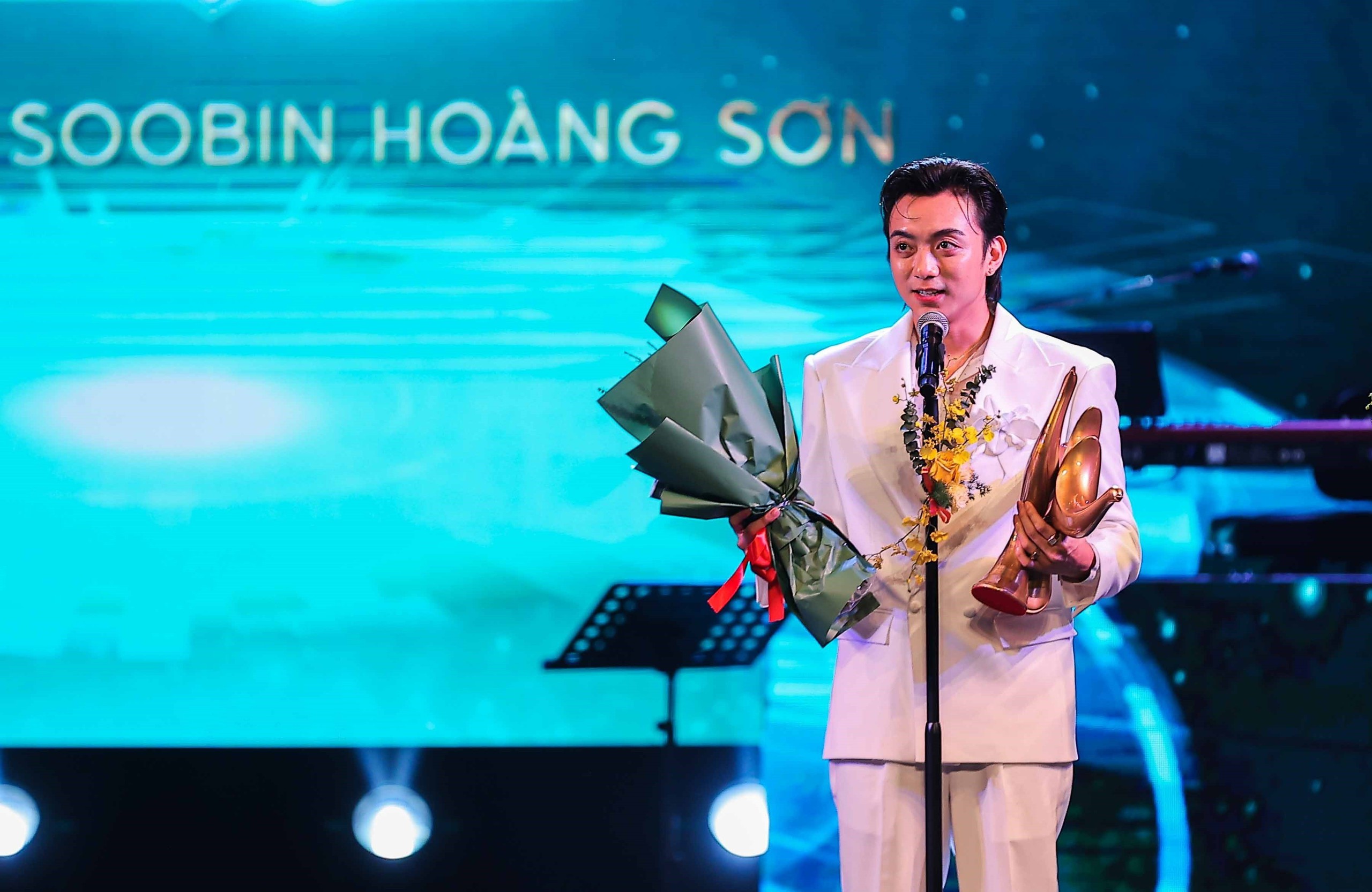 BÁO GIẤY NGÀY 17/4: Dư âm Giải Cống hiến lần 20 - 2026: Liên tiếp 2 cú "hat-trick" Cống hiến của SOOBIN - Ảnh 2. BÁO GIẤY NGÀY 17/4: Dư âm Giải Cống hiến lần 20 - 2026: Liên tiếp 2 cú "hat-trick" Cống hiến của SOOBIN - Ảnh 2.
