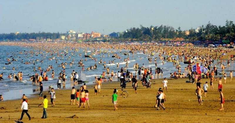 Biển Cửa Lò – viên ngọc xanh của Bắc Trung Bộ, nổi tiếng với bãi cát mịn trải dài, làn nước trong veo. Nơi đây luôn là điểm đến lý tưởng cho du khách muốn hòa mình vào thiên nhiên và tận hưởng kỳ nghỉ trọn vẹn khi về với xứ Nghệ.