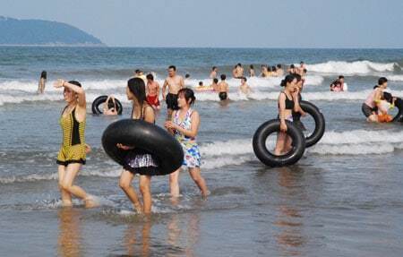 Du khách háo hức khi được trải nghiệm bãi tắm biển Cửa Lò.