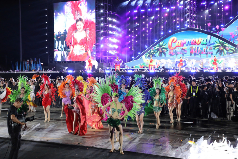 Diễu hành, biểu diễn qua sân khấu Carnaval Hạ Long 2026.