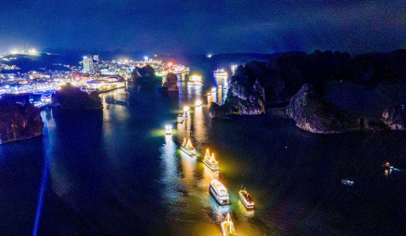 Dàn tàu đa sắc màu trên vịnh di sản lung linh, huyền ảo.