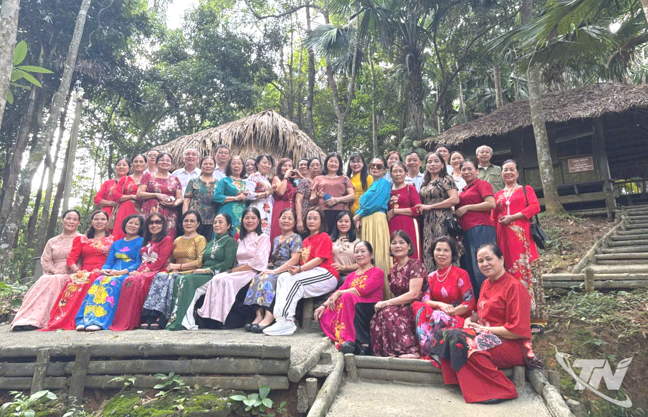Tập thể cán bộ, hội viên Hội Khuyến học phường Phan Đình Phùng tổ chức hành trình về nguồn tại Tỉn Keo, Định Hóa, nhân kỷ niệm Ngày truyền thống Hội Khuyến học.