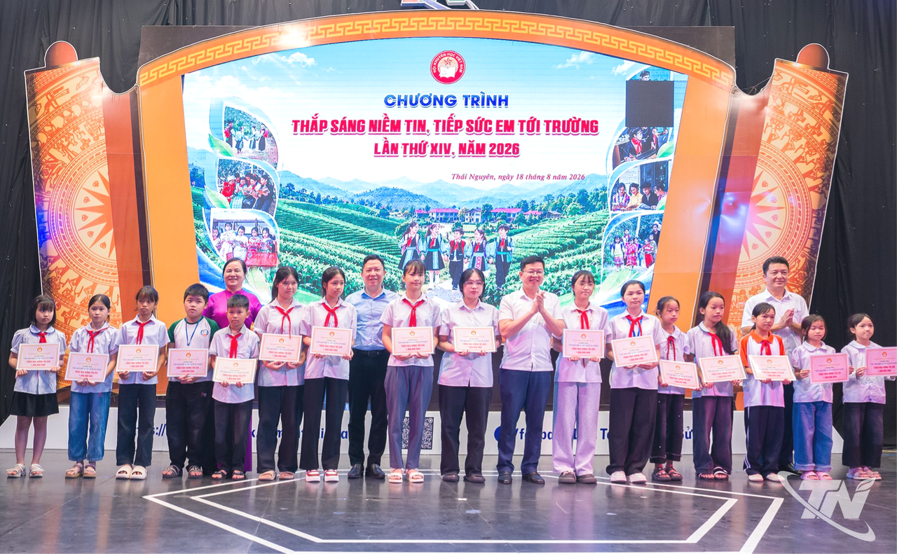 Các đồng chí lãnh đạo tỉnh, lãnh đạo Hội Khuyến học và các nhà hảo tâm trao học bổng cho học sinh trong Chương trình “Thắp sáng niềm tin, tiếp sức em tới trường” lần thứ XIV, năm 2026.