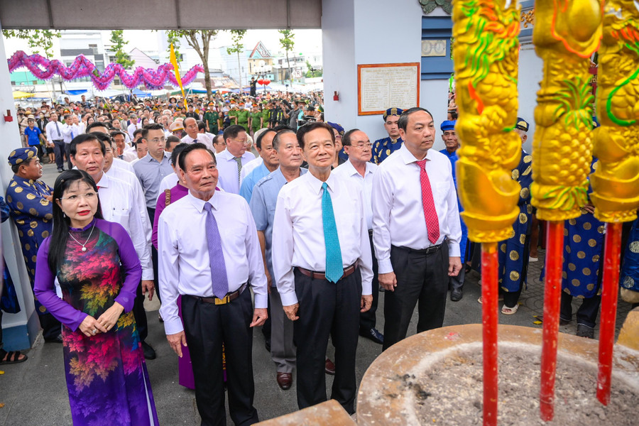 Các đại biểu viếng, dâng hương tại Đình thần Nguyễn Trung Trực.