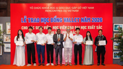 Sinh viên Lồ A Dê (Ngoài cùng bên phải) vinh dự nhận học bổng Vallet năm 2026.