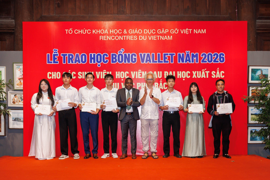 Sinh viên Lồ A Dê (Ngoài cùng bên phải) vinh dự nhận học bổng Vallet năm 2026.