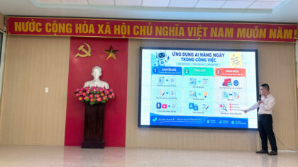Giảng viên Trung tâm Phát triển phần mềm (SDC) – Đại học Đà Nẵng tập huấn AI cho cán bộ xã Bình Minh.