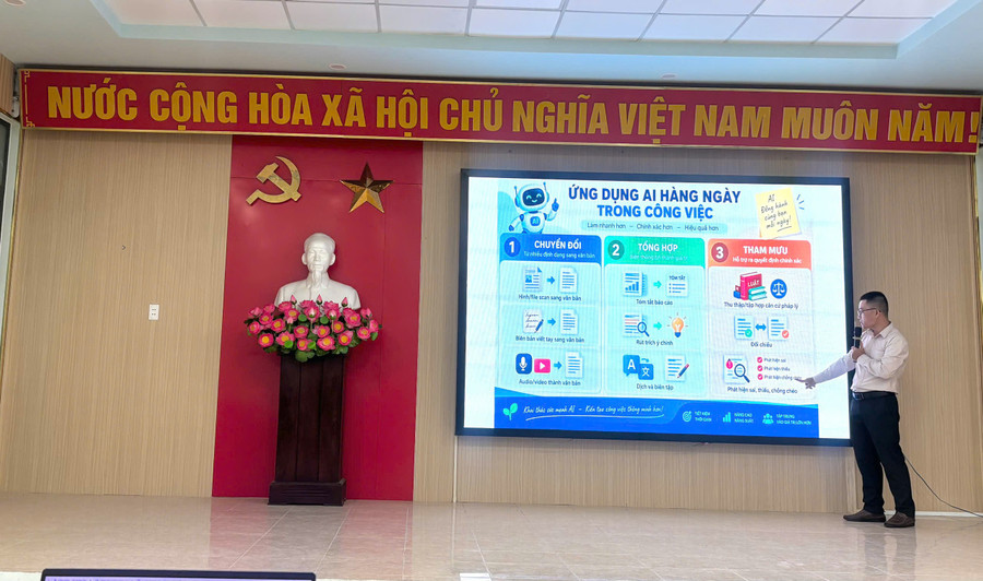 Giảng viên Trung tâm Phát triển phần mềm (SDC) – Đại học Đà Nẵng tập huấn AI cho cán bộ xã Bình Minh.