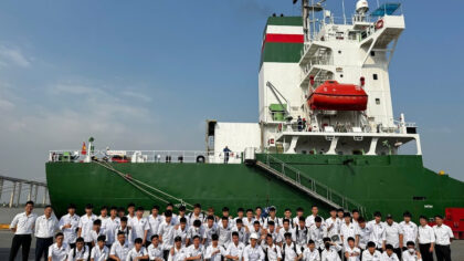 Sinh viên Trường Cao đẳng Hàng hải và Đường thuỷ I thực tập trên tàu.