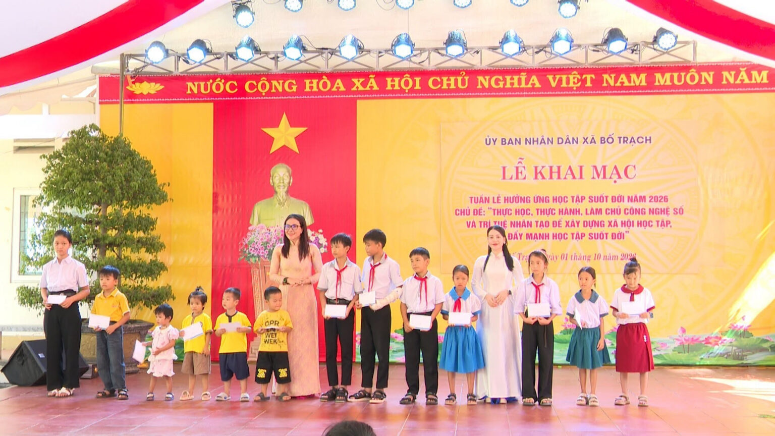 Trao quà động viên học sinh có hoàn cảnh khó khăn, nỗ lực vươn lên, học tốt tại xã Bố Trạch. 829156208-28646555704977611-2588428758667240733-n.jpg