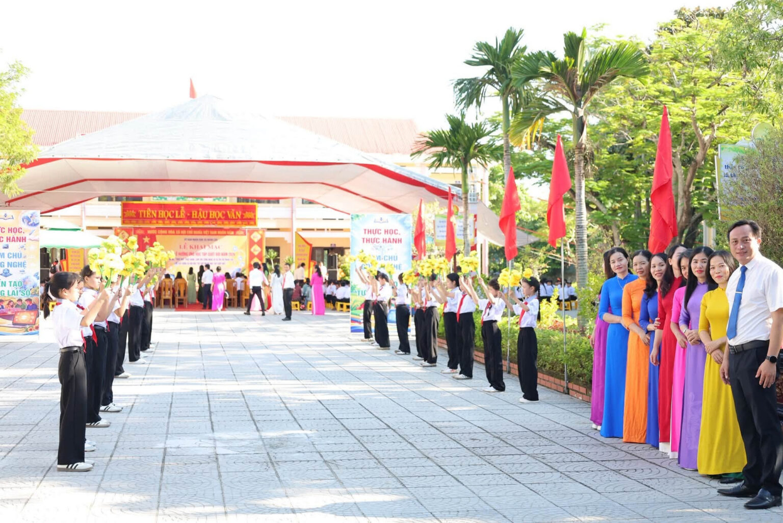 Cán bộ, giáo viên và học sinh xã Hoàn Lão hưởng ứng Tuần lễ học tập suốt đời năm 2026. 831616399-122146690209140956-7070809749179577663-n.jpg