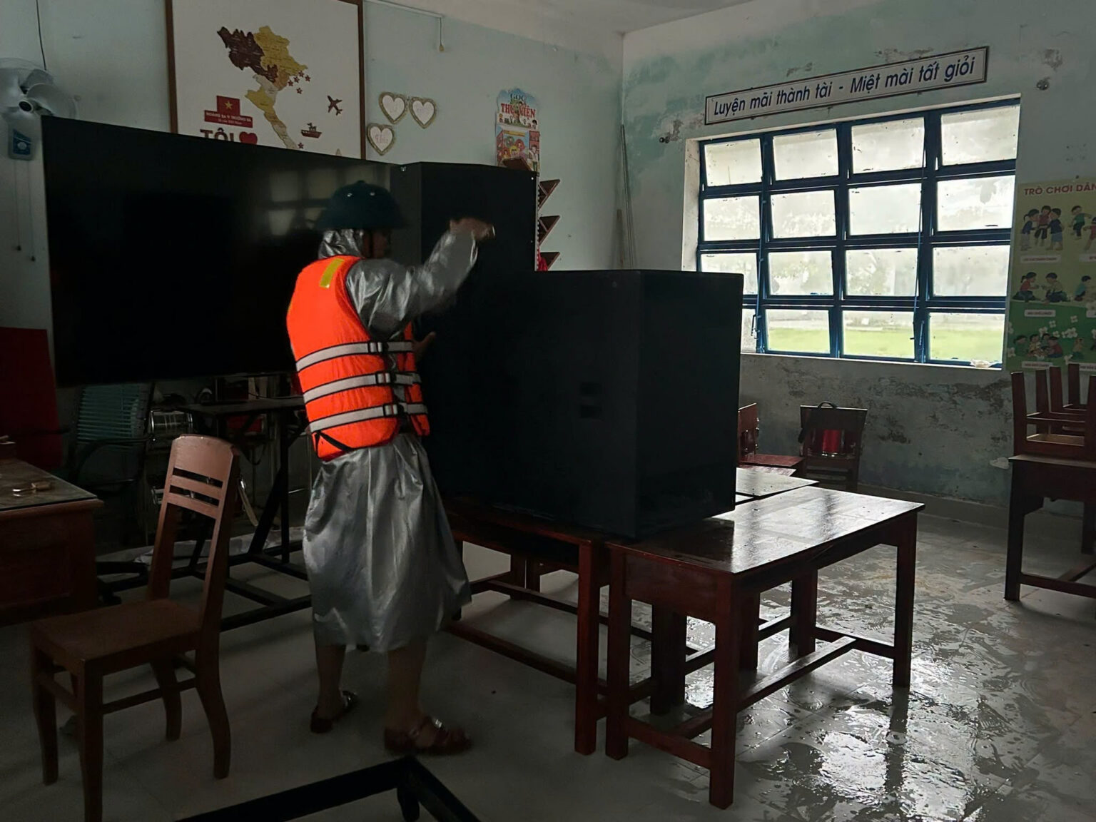 Hỗ trợ trường học kê cao đồ đạc tránh hư hỏng do ngập lụt. Ảnh: Sông Hàn 837011905-2271353537053767-3329945583792425518-n.jpg