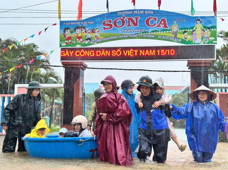 Bộ đội hỗ trợ đưa trẻ mầm non ra khỏi khu vực ngập lụt. Ảnh: Sông Hàn