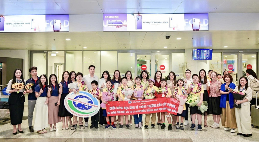 Lãnh đạo Hệ thống Trường liên cấp Newton đón đoàn học sinh mang chiến thắng trở về từ sân chơi trí tuệ IMSO 2026. Ảnh: NTCC