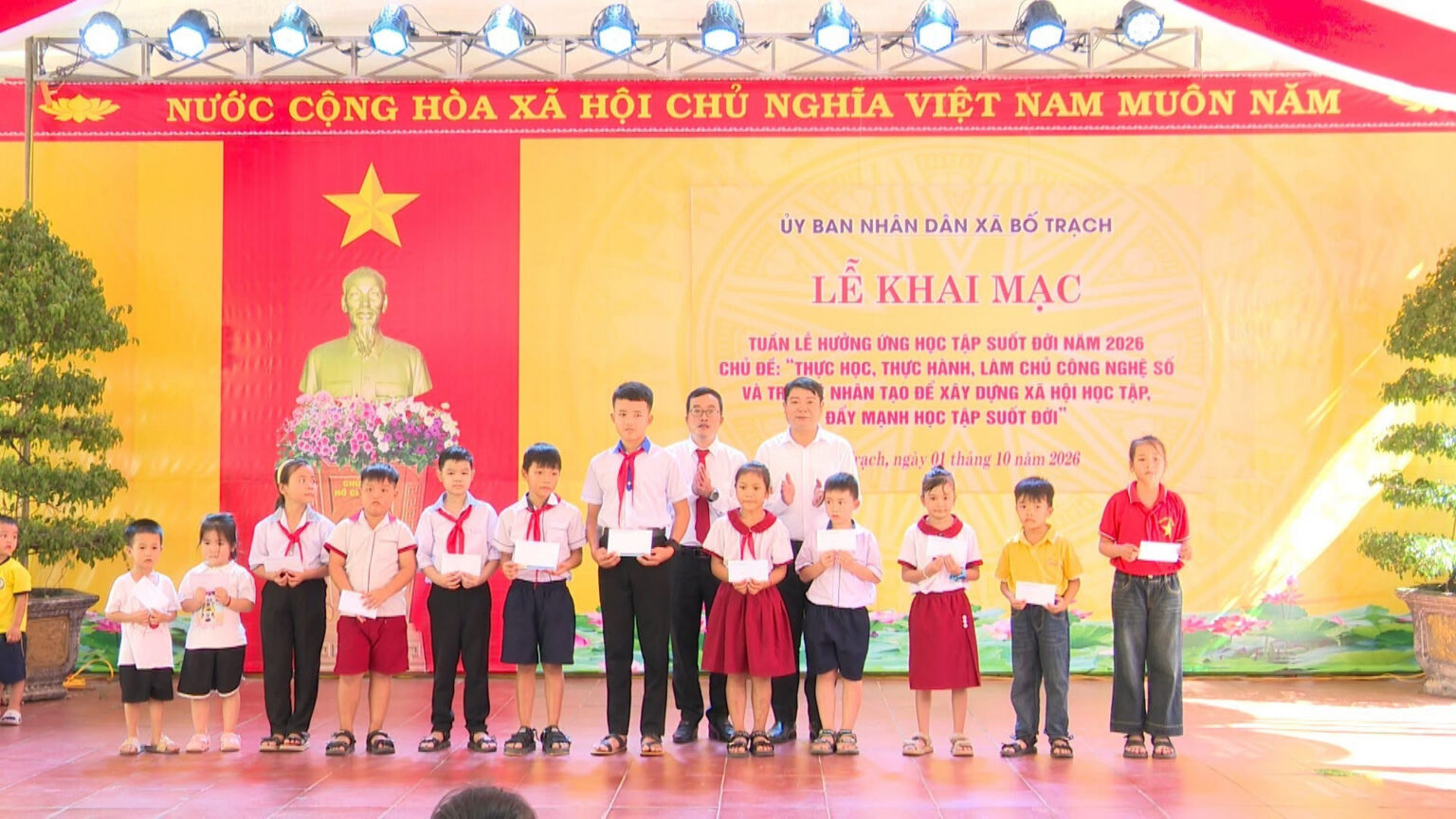 Những phần quà góp phần động viên học sinh có hoàn cảnh khó khăn vươn lên trong học tập. bo-trach.jpg