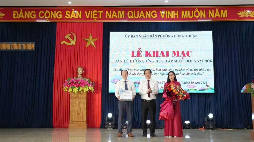 Lãnh đạo Sở GD&ĐT Quảng Trị trao quà cho đại diện phường Đồng Thuận tại chương trình. dt1.jpg