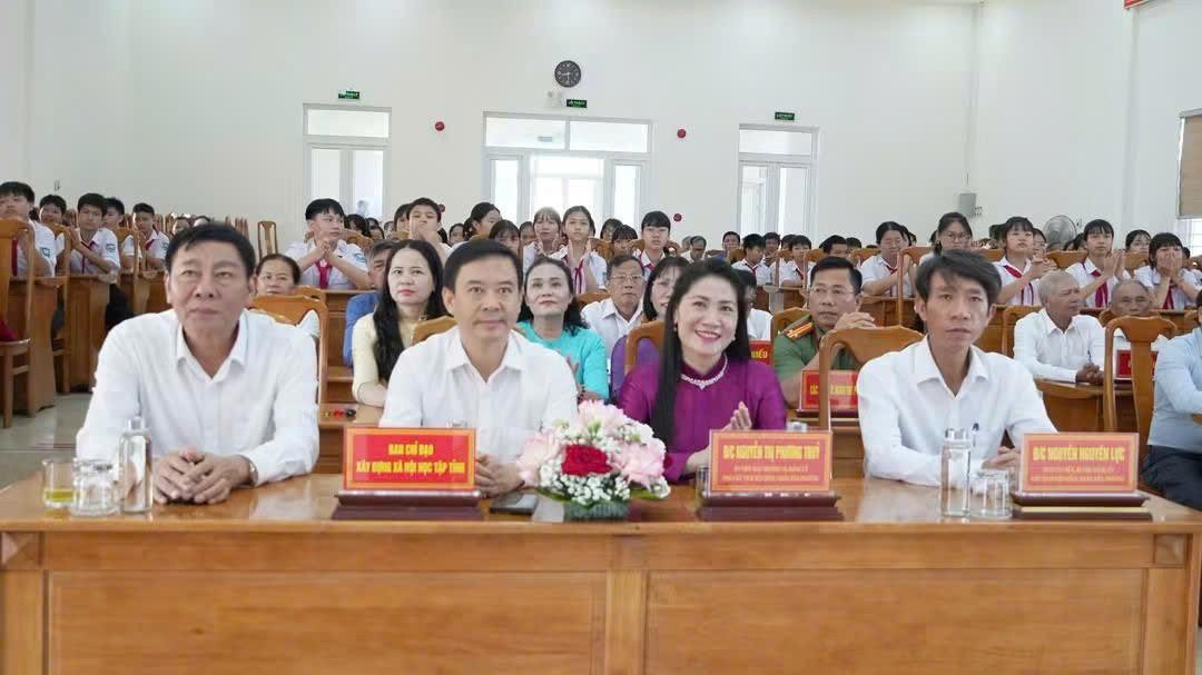Đại biểu tham dự lễ khai mạc Tuần lễ hưởng ứng học tập suốt đời năm 2026 tại phường Đồng Thuận. dt3.jpg