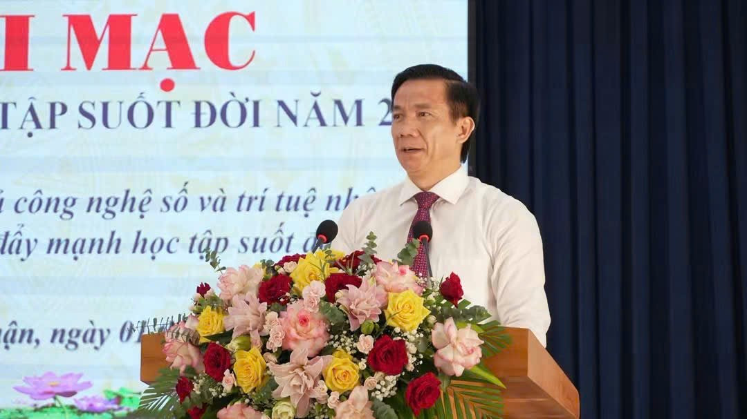 Ông Nguyễn Đình Hải, Phó Giám đốc Sở GD&ĐT Quảng Trị, phát biểu tại lễ khai mạc Tuần lễ. dt4.jpg