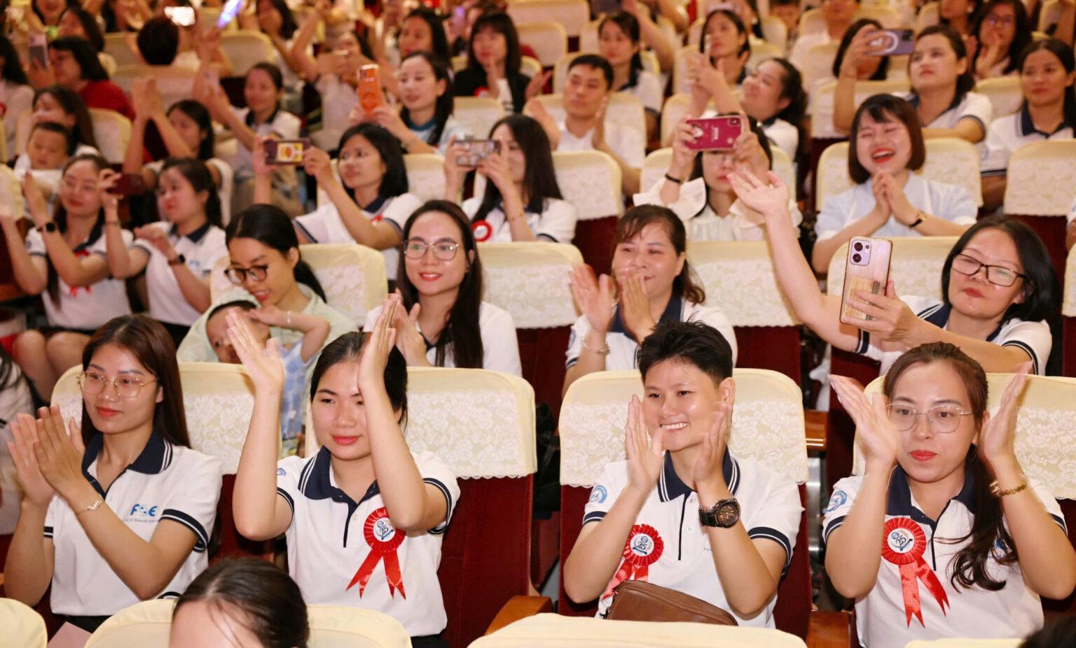 Sinh viên, cựu sinh viên tham dự buổi lễ. giaoducdacbiet.jpg