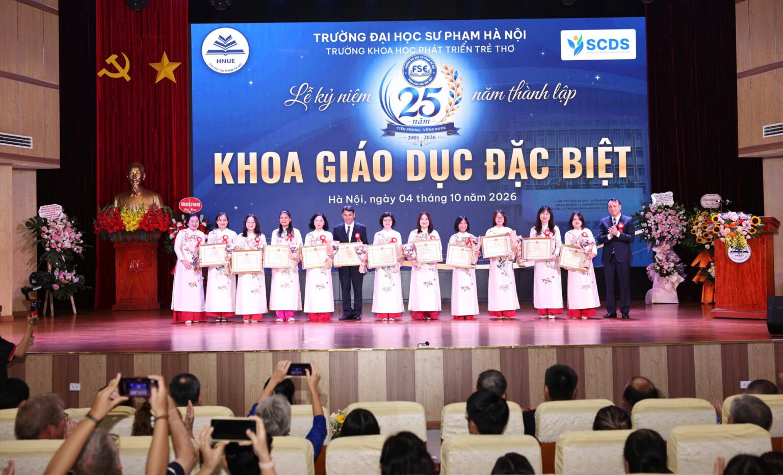 PGS.TS Nguyễn Đức Sơn, TS Đỗ Thị Thảo trao Giấy khen và tặng hoa cho các cá nhân có thành tích xuất sắc. giaoducdacbietjpg6.jpg