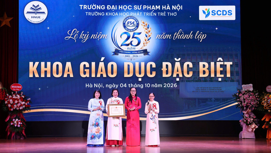 Thứ trưởng Nguyễn Thị Quyên Thanh trao Bằng khen của Bộ trưởng Bộ Giáo dục và Đào tạo tới tập thể, cá nhân có thành tích xuất sắc.