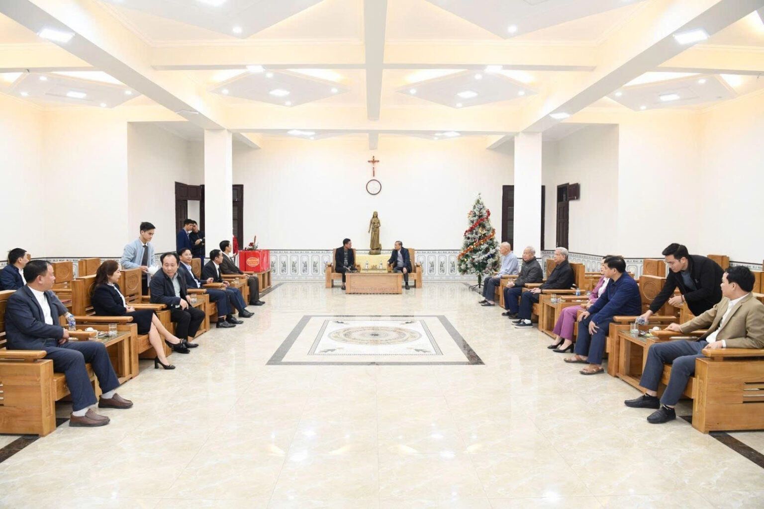 Công an tỉnh thăm, chúc mừng Giáng sinh tại nhà thờ Hà Thạch, phường Phong Châu. img-1082.jpg