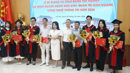 Lãnh đạo Khoa Đào tạo tại chức trao bằng tốt nghiệp và tặng hoa chúc mừng tân cử nhân.
