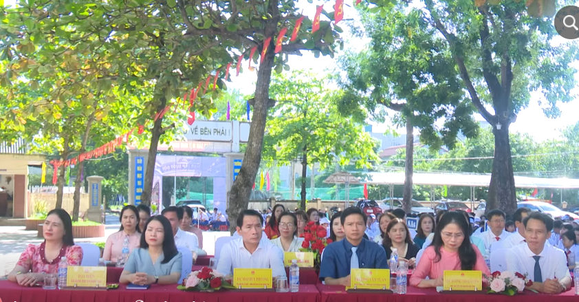 Đại biểu tham dự lễ khai mạc Tuần lễ hưởng ứng học tập suốt đời tại phường Nam Đông Hà. ndh3.png