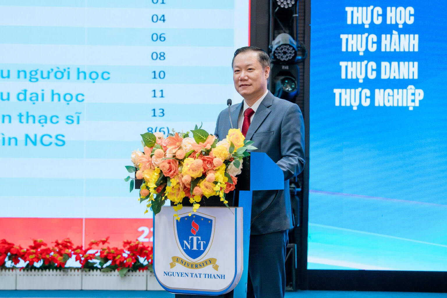 Ông Nguyễn Tiến Thảo trình bày báo cáo kết quả năm học 2025-2026 và triển khai các nhiệm vụ trọng tâm năm học 2026-2027 của khối giáo dục đại học. Ảnh: M.Tùng. nttu-13.jpg