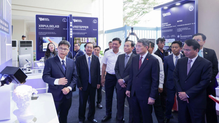 Thủ tướng Chính phủ Lê Minh Hưng và Bí thư Thành ủy TPHCM Trần Lưu Quang cùng các đại biểu tham quan triển lãm thành tựu khoa học, công nghệ và đổi mới sáng tạo “Made by VNUHCM”. Ảnh: NTCC.