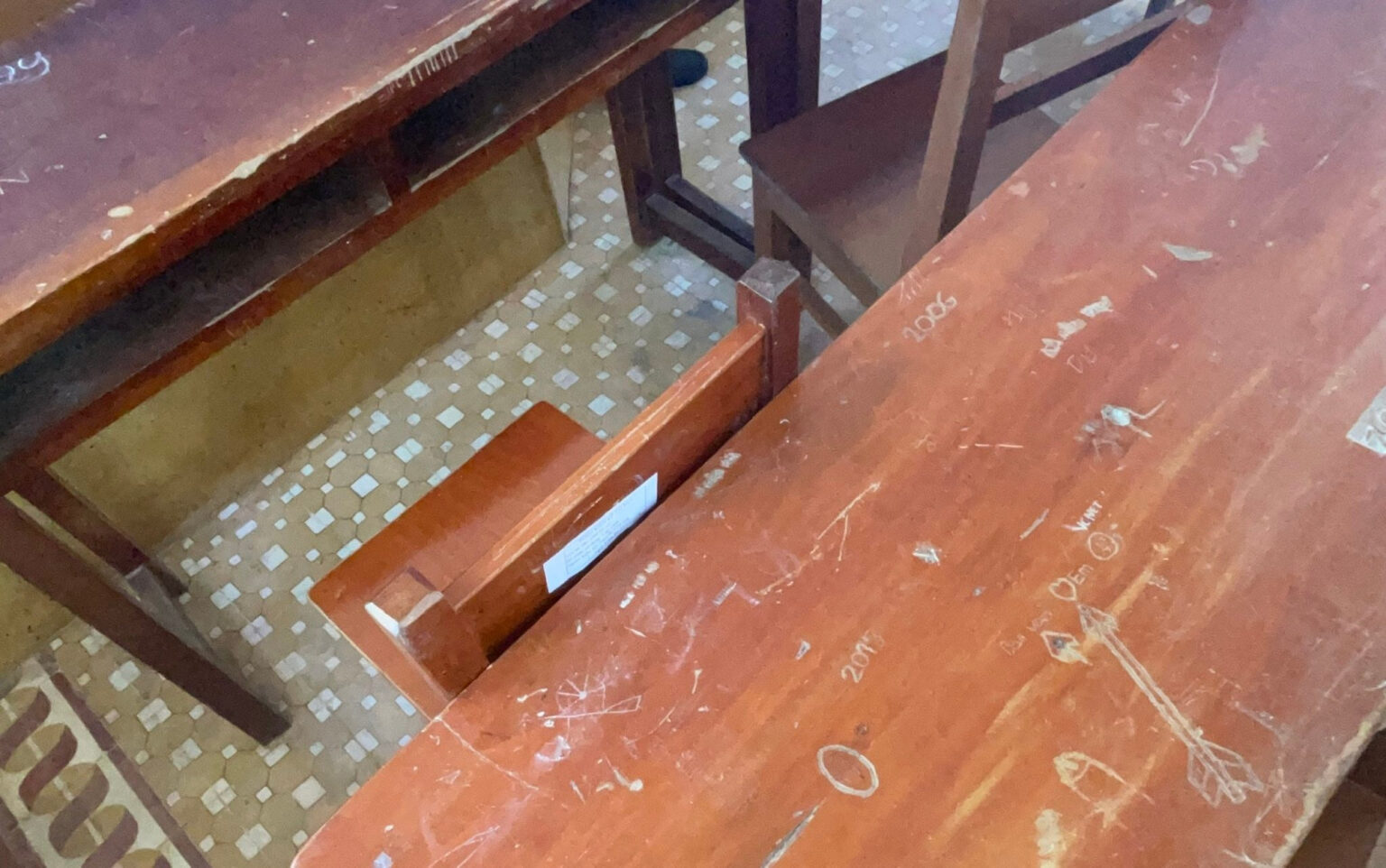 Một số bàn ghế học sinh ở các trường hư hỏng, xuống cấp. z8324601791614-77745e435cb16586c550a55a0e325104.jpg